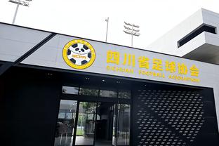 水庆霞现身北京女足主场观赛，现场与众多球迷合影、签名